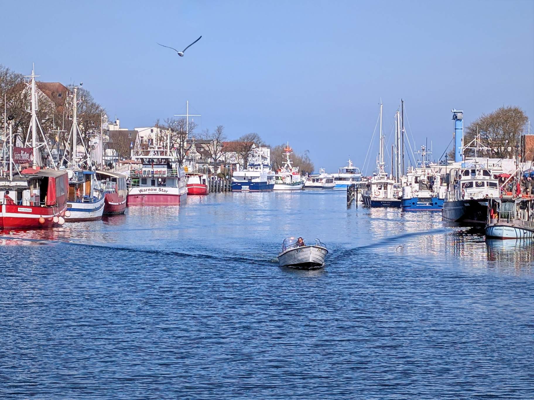 Am Strom Brücke Boot - Canva Red