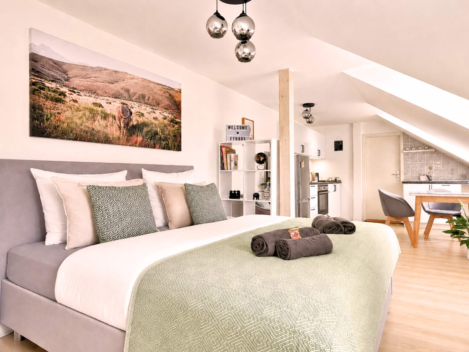 Modern eingerichteter Wohnbereich im Studio-Apartment Gondwana von Fynbos Apartments – Ferienwohnung Meißen
