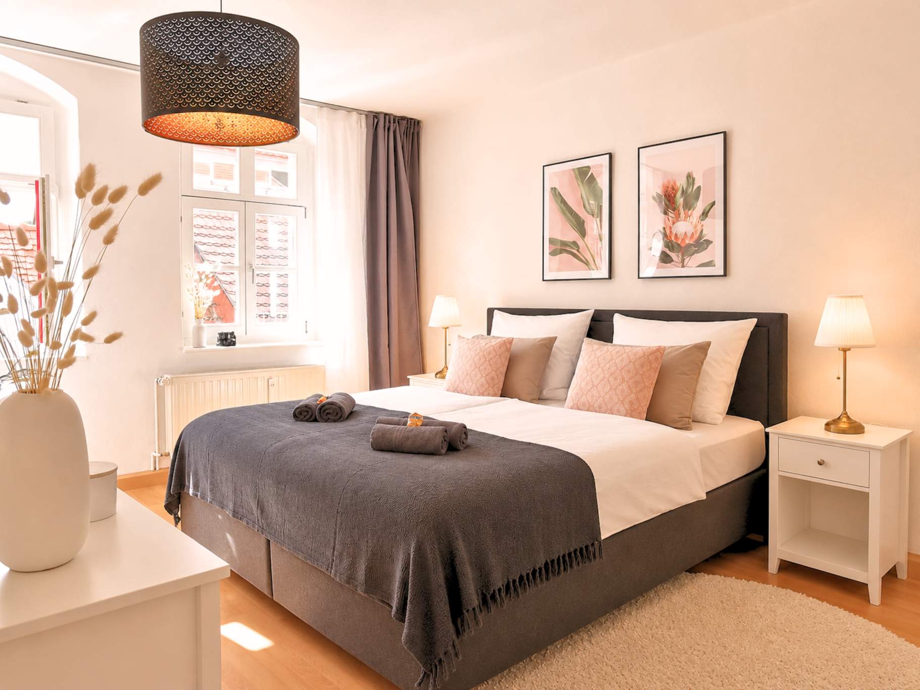 Stilvolles Schlafzimmer mit Wohlfühl-Design im Apartment Stellenbosch von Fynbos Apartments – Ferienwohnung Meißen