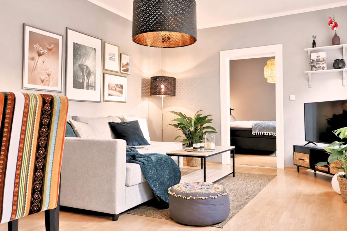 Modernes Wohnzimmer im Apartment Tafelberg von Fynbos Apartments – Ferienwohnung Meißen